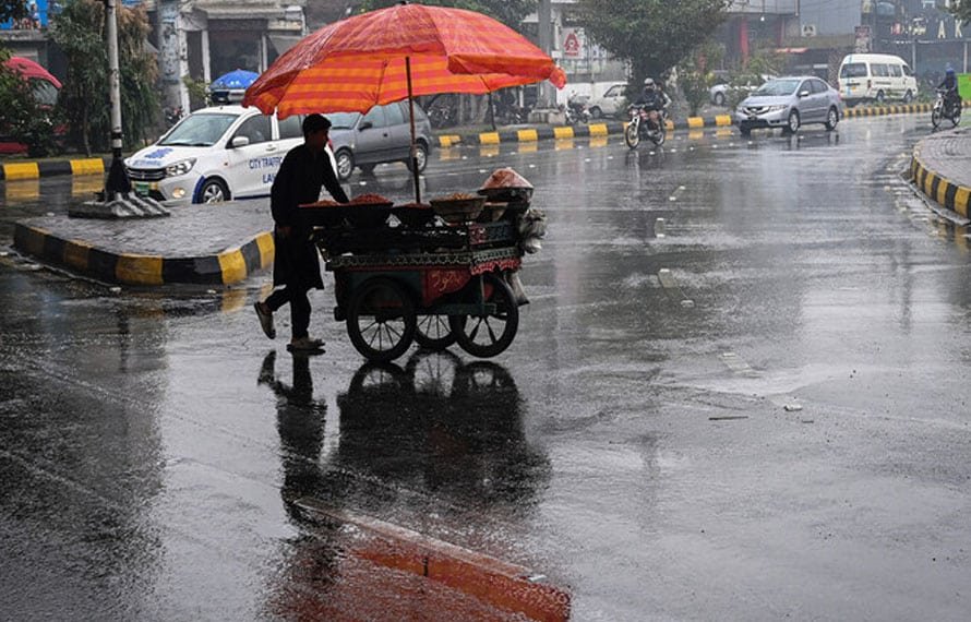 بیشتر میدانی علاقوں میں موسم گرم، چند مقامات پر بارش کی پیشگوئی، نوشہرہ میں سیلاب