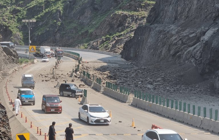 سوات ایکسپریس وے پر لینڈ سلائیڈنگ، چکدرہ کے مقام پر ٹریفک معطل