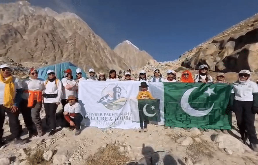 خواتین ٹریکرز نے ہندوکش کی بلندیوں کو چھو لیا، تاریخ رقم