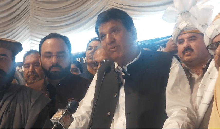 نوشہرہ میں مسلم لیگ (ن) کے یوتھ کنونشن کے دوران شدید بدنظمی، امیر مقام کوسٹیج سے اُتار دیا گیا