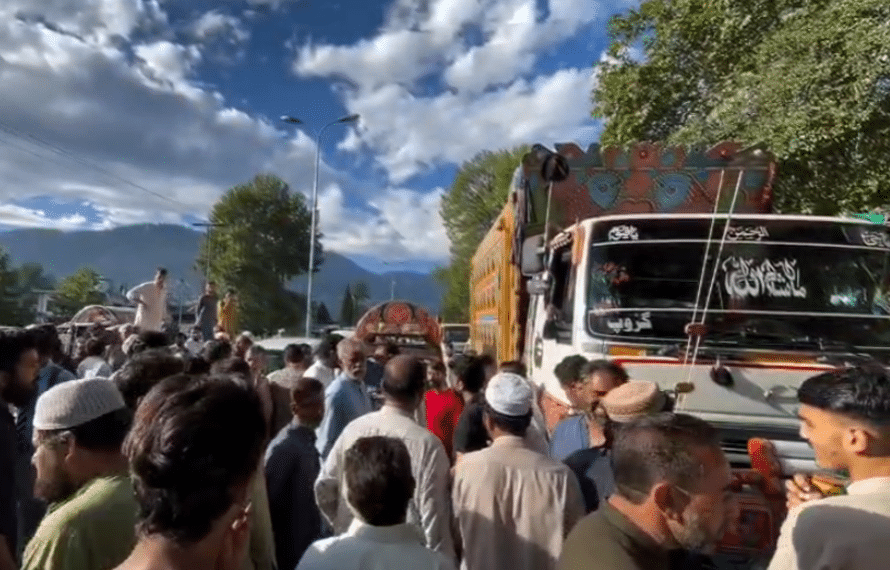 ایبٹ آباد سے افسوسناک خبر، ڈمپر نے 8 طلبہ کو کچل دیا