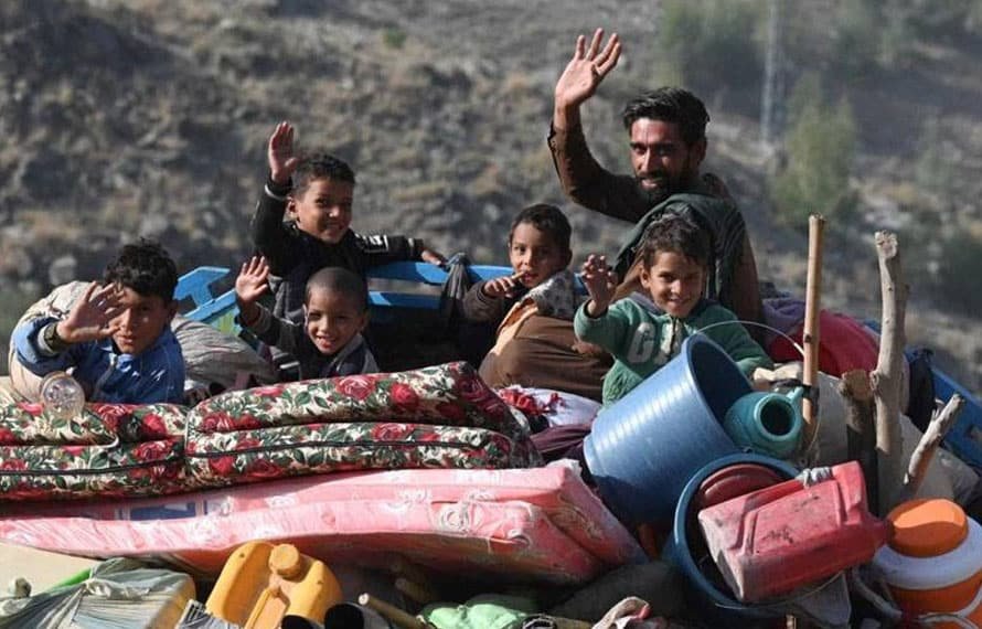 پاکستان سے افغان مہاجرین کی واپسی تیز، کتنے جا چکے؟ تفصیلات سامنے آگئیں