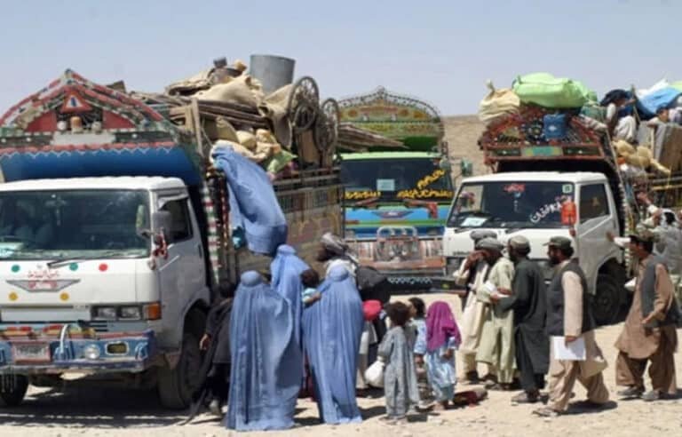 پختونخوا حکومت کا افغان مہاجرین کی واپسی کا عمل فوری روکنے کا مطالبہ