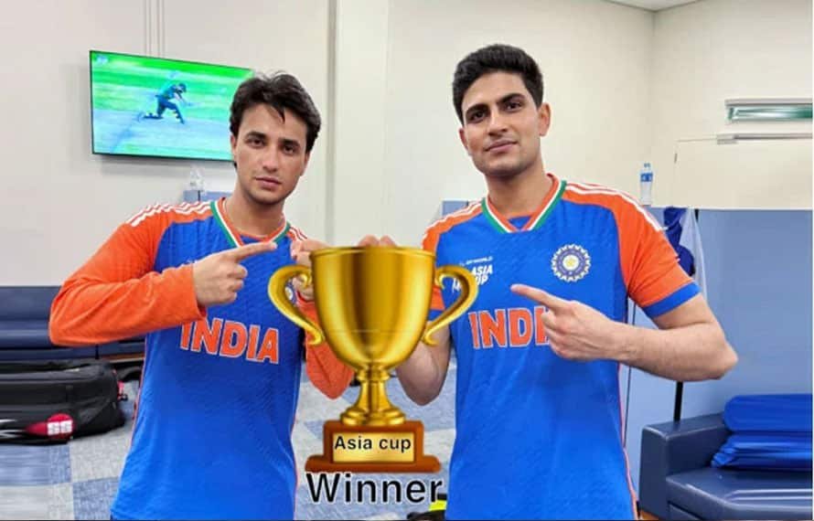 اصل ٹرافی نہ ملی، بھارتی کھلاڑیوں نے سوشل میڈیا پر فرضی ٹرافی تھام لی