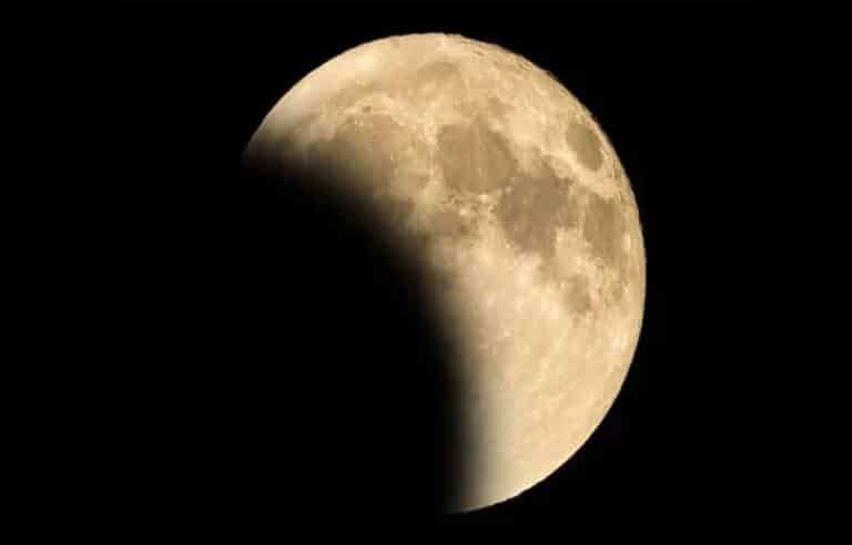 رواں سال کا دوسرا مکمل چاند گرہن آج رات ہوگا