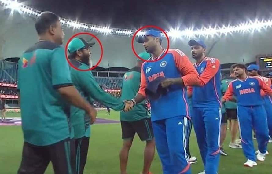 بھارتی کپتان کا پاکستانی سابق سپنر اور بنگلہ دیشی کوچ مشتاق احمد سے مصافحہ