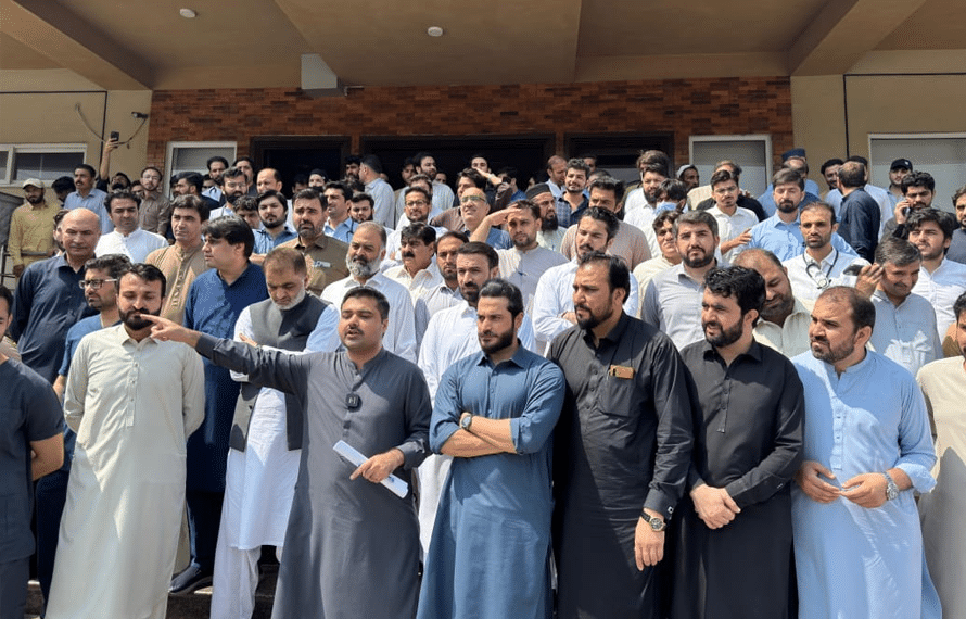 ایچ ایم سی پشاور میں ڈاکٹروں کی ہڑتال، سروسز معطل، مریضوں کی مشکلات بڑھ گئیں