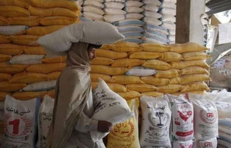 پشاور میں مہنگائی کا طوفان! 80 کلو آٹے کی بوری 10 ہزار روپے تک پہنچ گئی،سبزیاں بھی عوام کی پہنچ سے باہر