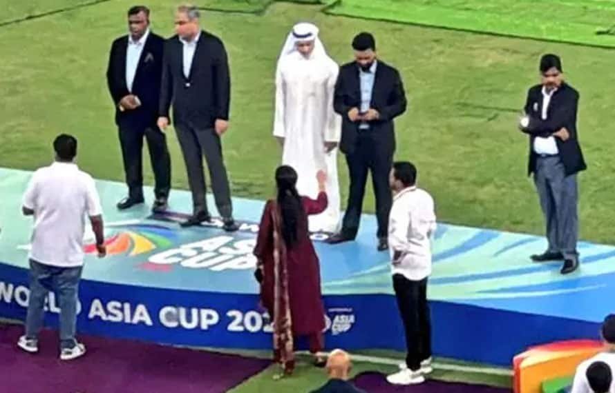 محسن نقوی سے ٹرافی وصول نہ کرنے پر بھارتی ٹیم کے خلاف کارروائی کا مطالبہ