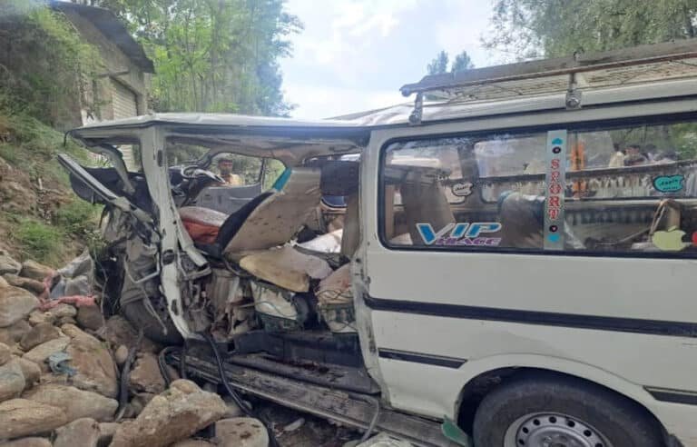 سوات میں تیزرفتاری کے باعث مسافر ہائی ایس کھائی میں جاگری، 11 افراد زخمی