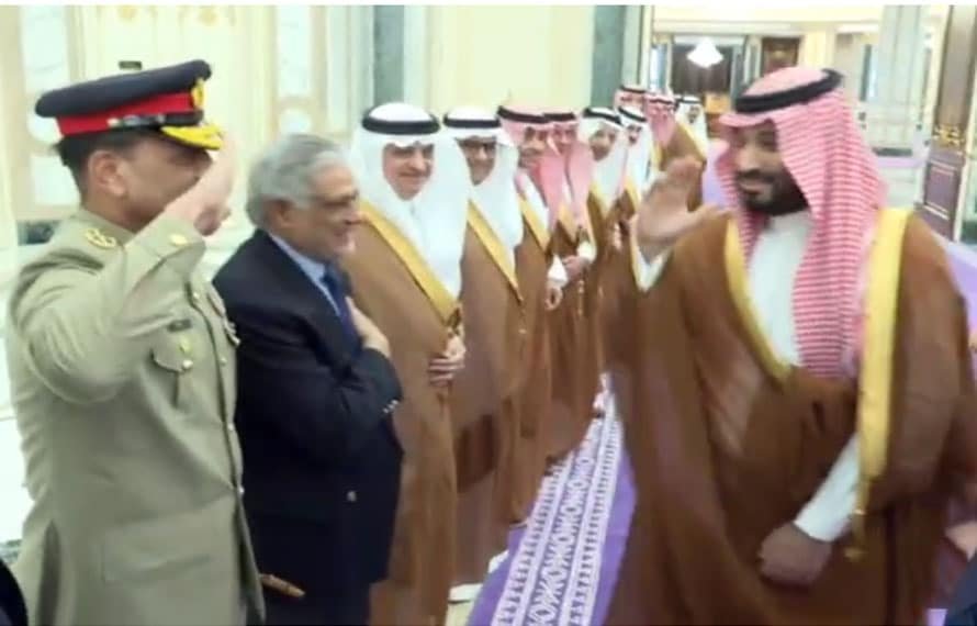 قصر یمامہ میں تعارفی تقریب کے دوران سعودی ولی عہد نے بھی فیلڈمارشل کوسیلوٹ کردیا