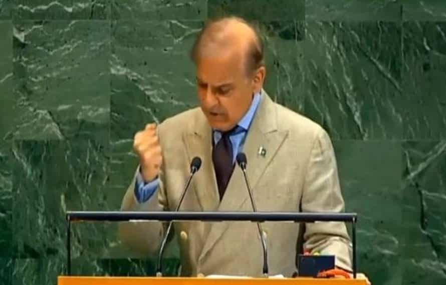 اقوام متحدہ میں بھی وزیر اعظم شہباز شریف کا روائیتی جذباتی انداز ، ڈائس پر مکّے برسادیئے