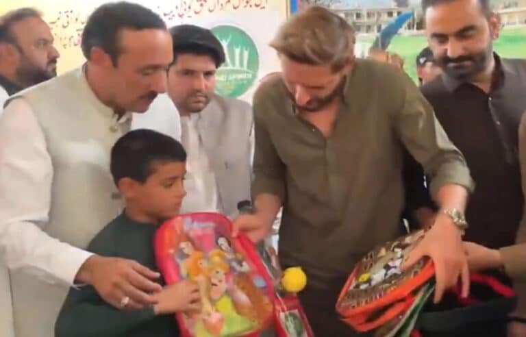 سابق کرکٹر کا انسان دوست چہرہ، شاہد آفریدی کی باجوڑ آمد، متاثرین کیلئے 20 لاکھ امداد کا اعلان