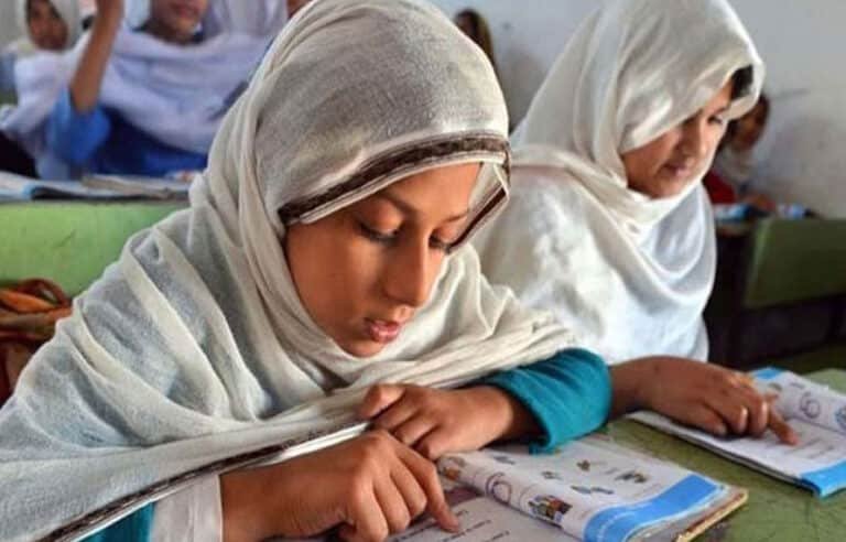 پشاور، فنڈز کی تاخیر نے لاکھوں طلبہ کو مفت کتب سے محروم کر دیا، طلبہ کا مستقبل داؤ پر لگ گیا