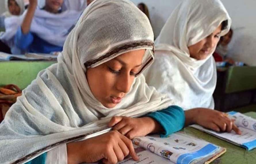 پشاور، فنڈز کی تاخیر نے لاکھوں طلبہ کو مفت کتب سے محروم کر دیا، طلبہ کا مستقبل داؤ پر لگ گیا