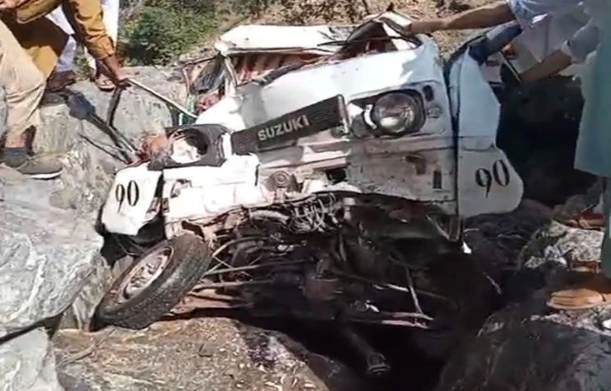 دیر لوئر، سوزوکی پک اپ گہری کھائی میں گر گئی، 3افراد جاں بحق