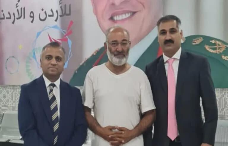 سابق سینیٹر مشتاق احمد خان پاکستان پہنچ گئے