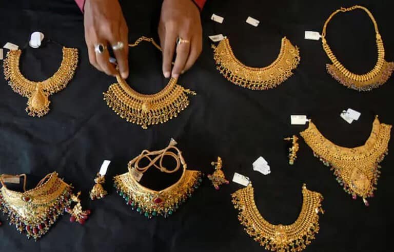 دنیا بھر میں معاشی غیر یقینی، پاکستان میں سونے کی قیمت فی تولہ ساڑھے 4 لاکھ سے اوپر جانے کا امکان