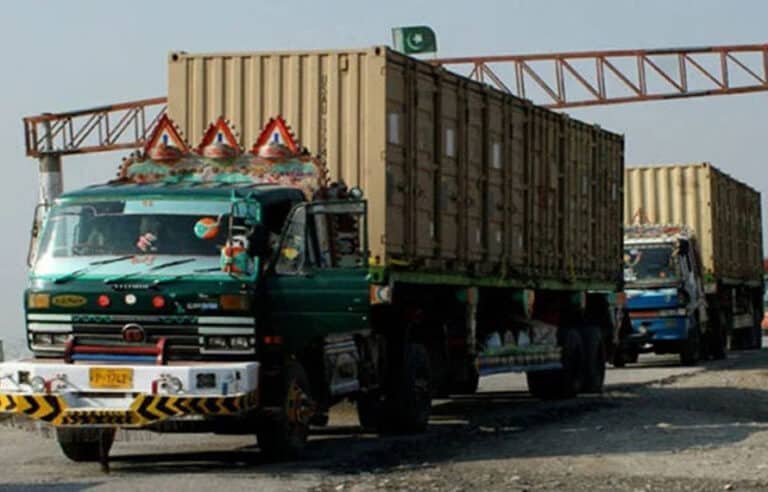 کراچی سے افغان ٹرانزٹ ٹریڈ معطل، تمام گیٹ پاسز منسوخ، کنٹینرز کی قطاریں لگ گئیں