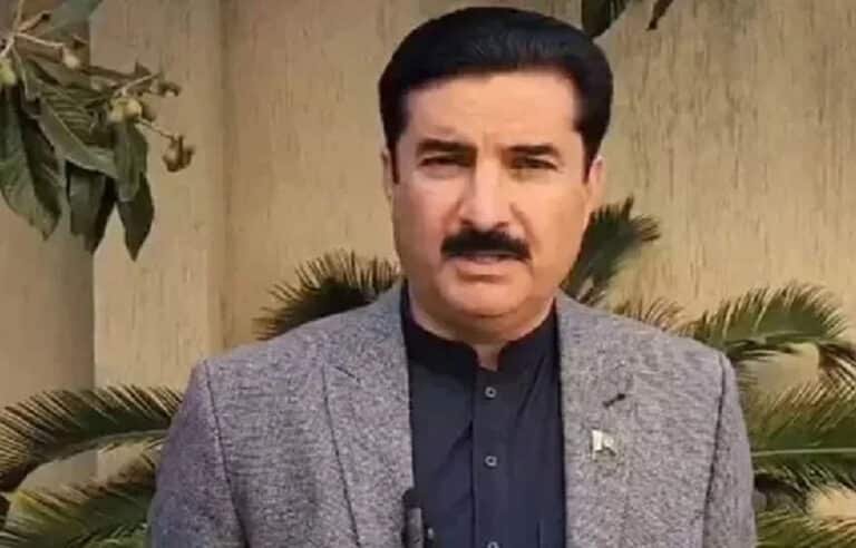 گورنر خیبر پختونخوا پشاور پہنچ گئے، آج نئے وزیراعلیٰ سے حلف لیں گے