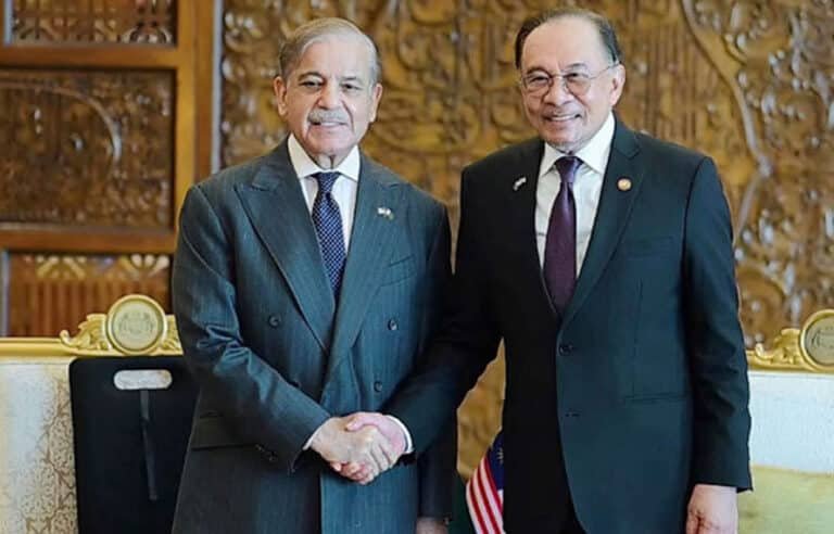 وزیراعظم کی ملائیشین ہم منصب سے ملاقات، مختلف شعبوں میں تعاون بڑھانے پر اتفاق