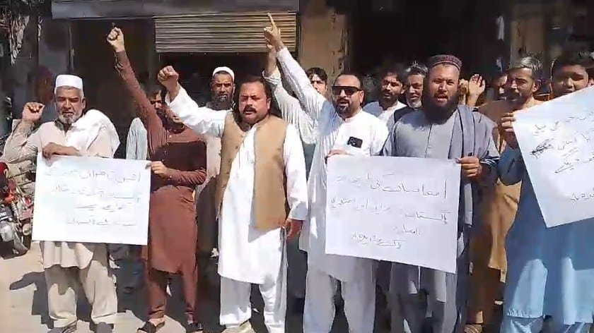 افغانستان کی سرحدی حملے پر صوابی ٹوپی میں احتجاج، پاکستانی فوج کے حق میں نعرے بازی
