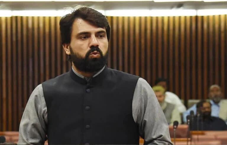 کرک،طلباء کا پی ٹی آئی ایم این اے شاہد خٹک کے گھر کے باہر احتجاج