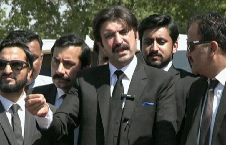 شیر افضل مروت کا سکیورٹی گارڈ نامعلوم افراد کی فائرنگ سے زخمی،ہسپتال منتقل