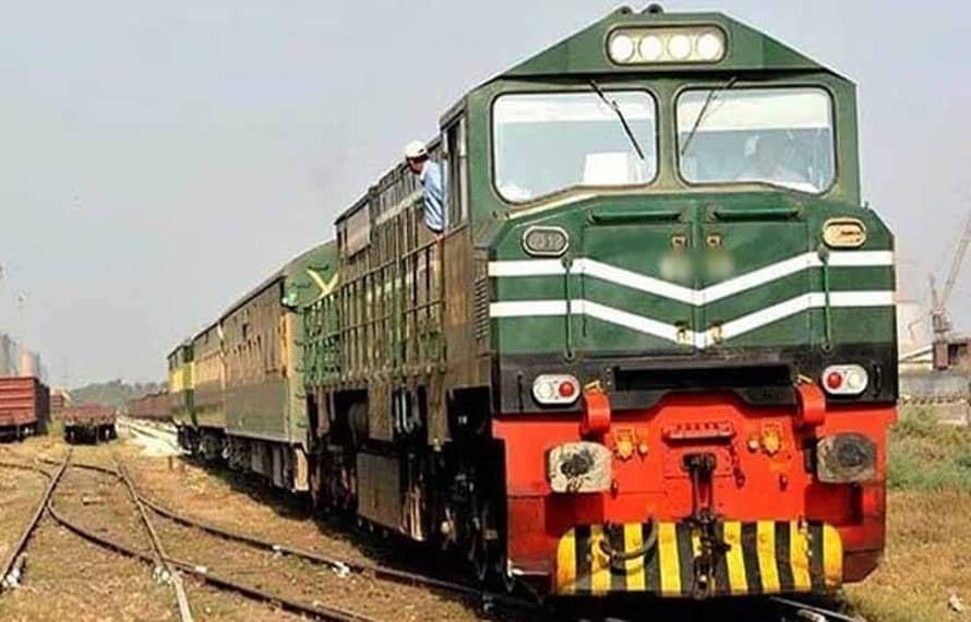 مسافروں کیلئے بری خبر!ٹرینوں کے کرایوں میں اضافہ کر دیا گیا