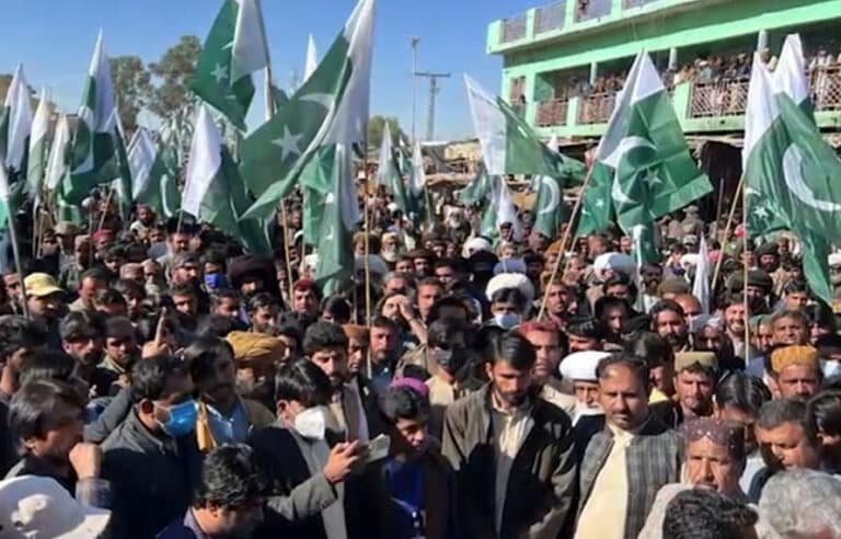 پاک فوج زندہ باد کے نعروں کیساتھ خیبر میں افغان کشیدگی کیخلاف مظاہرہ