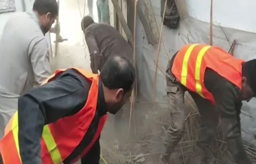 نوشہرہ، گھر کی چھت گرنے سے 5 افراد جان کی بازی ہار گئے