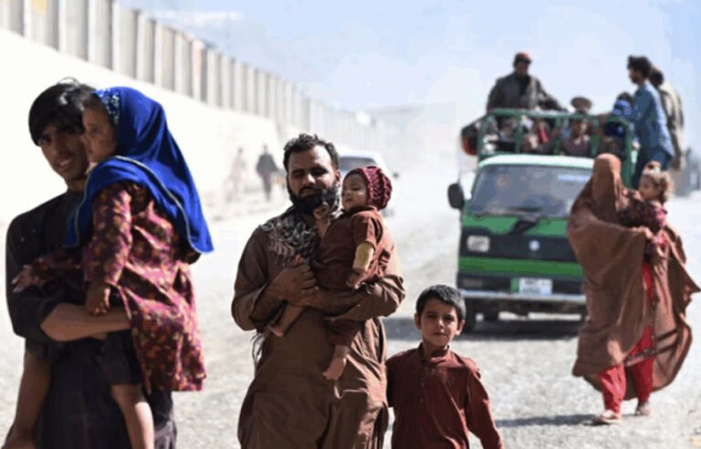 افغان مہاجرین کی وطن واپسی کا سلسلہ جاری، اب تک کتنے پناہ گزین واپس جا چکے؟جانئے