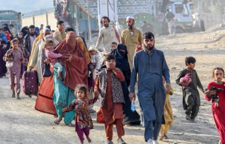 پاکستان سے افغان مہاجرین کی واپسی میں تیزی، صرف ایک دن میں 11 ہزار 600 افراد افغانستان روانہ