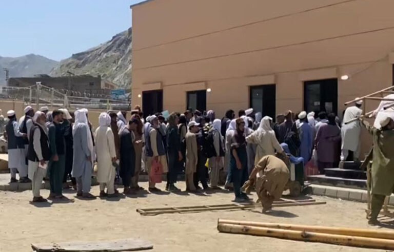 طورخم سرحد غیرقانونی افغان شہریوں کی بے دخلی کیلئے 20 روز بعد کھول دی گئی