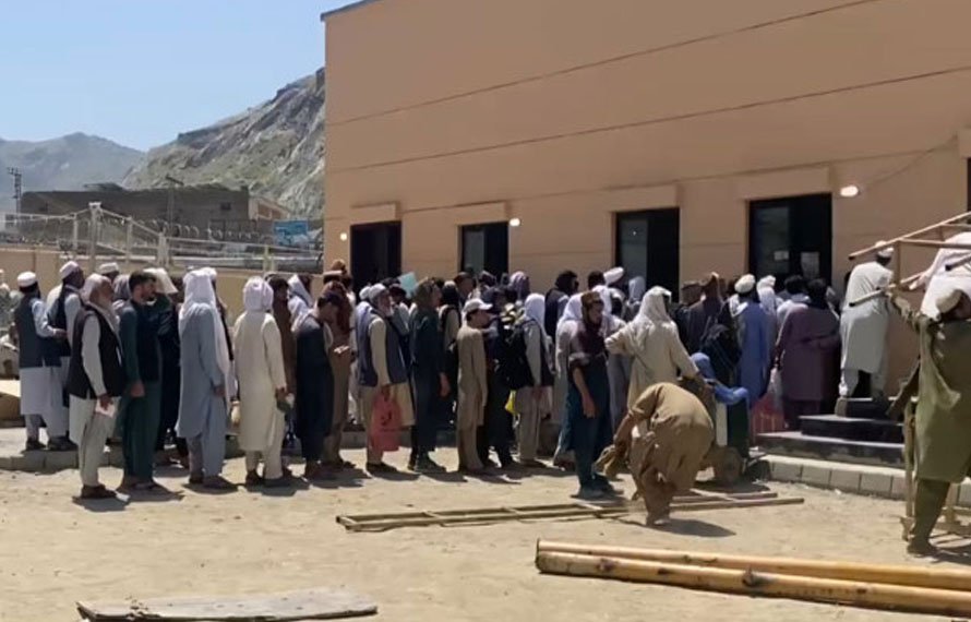 طورخم سرحد غیرقانونی افغان شہریوں کی بے دخلی کیلئے 20 روز بعد کھول دی گئی