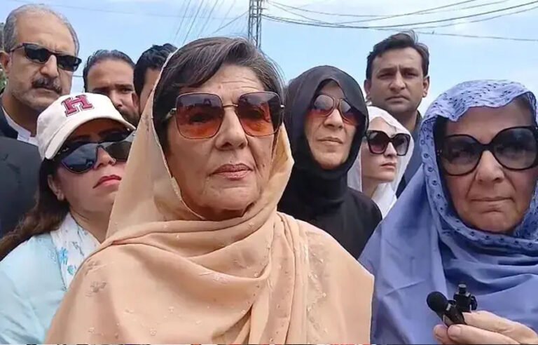 علیمہ خان کا جیل کی جانب مارچ، کارکنوں کی جانب سے بھرپور نعرے بازی