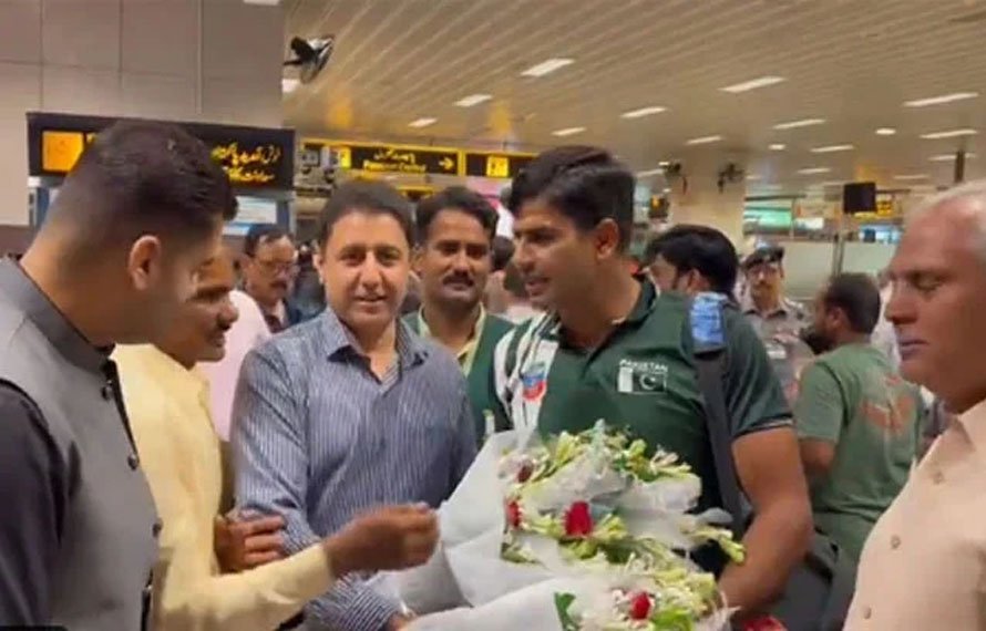 گولڈ میڈلسٹ ارشد ندیم اور سلور میڈلسٹ یاسر سلطان جدہ سے لاہور پہنچ گئے