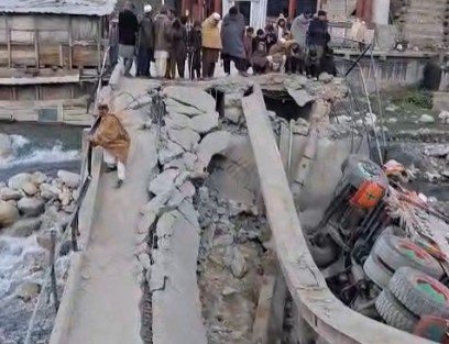 دیر بالا، سیاحتی مقام کمراٹ کا واحد پل ٹوٹ گیا، امدادی ٹیمیں موقع پر پہنچ گئیں