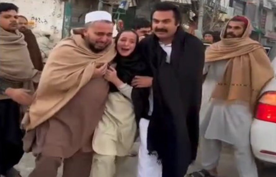 لوئر دیر پولیس کی بڑی کامیابی! اغواء شدہ بچی دعا رحمن بازیاب، والدین کے حوالے