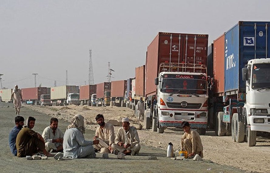 پاک افغان سرحد کی بندش 40 روز مکمل، تجارتی اور سفری سرگرمیاں معطل، گاڑیوں کی لمبی قطاریں لگ گئیں