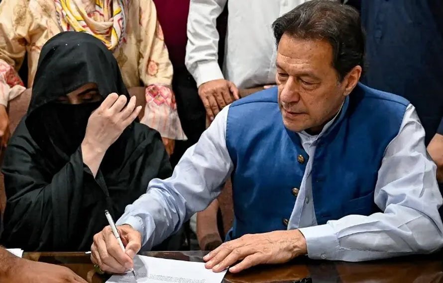 بشریٰ بی بی کے روحانی اثر نےبانی پی ٹی آئی کے اصلاحاتی ایجنڈے کو ناکام بنایا، برطانوی جریدہ