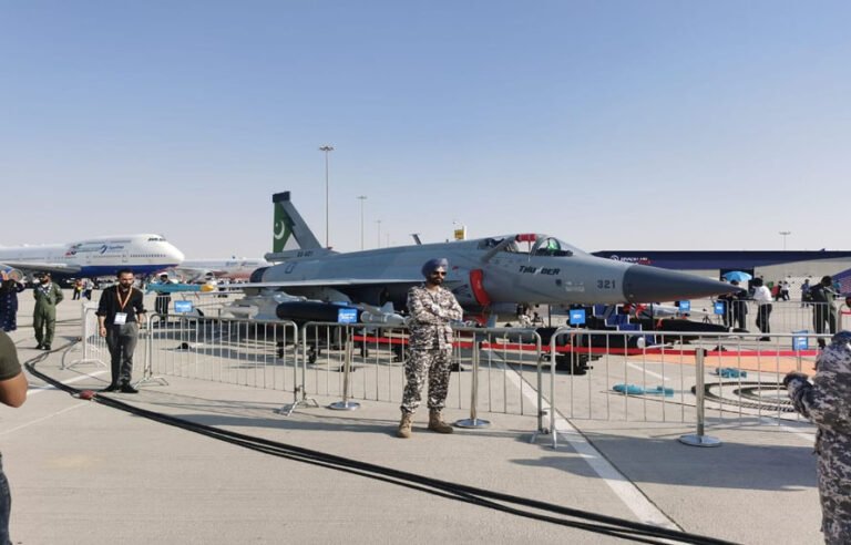 پاک فضائی طاقت کی پہچان، بھارتی افسران نے JF-17 میں دلچسپی دکھاتے ہوئے فوٹو شوٹ کیے