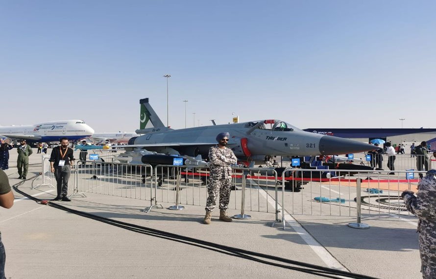 پاک فضائی طاقت کی پہچان، بھارتی افسران نے JF-17 میں دلچسپی دکھاتے ہوئے فوٹو شوٹ کیے