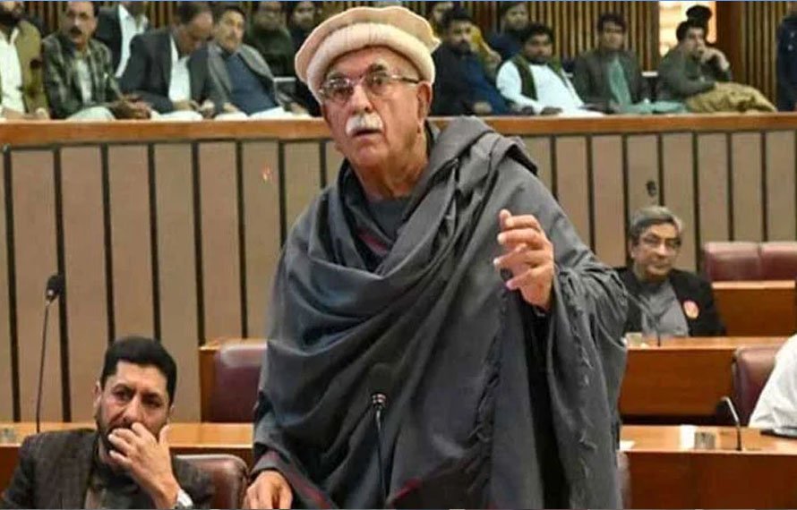 محمود خان اچکزئی نے 27ویں ترمیم کے بل کی کاپی پھاڑ دی