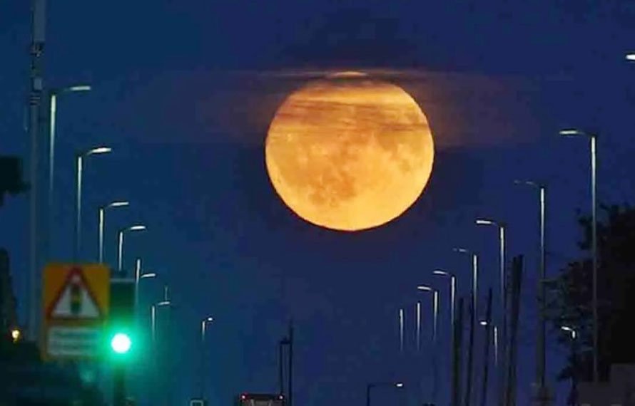 سال کا سب سے بڑا اور روشن ’’سپر مون‘‘ آج شام آسمان پر جگمگائے گا