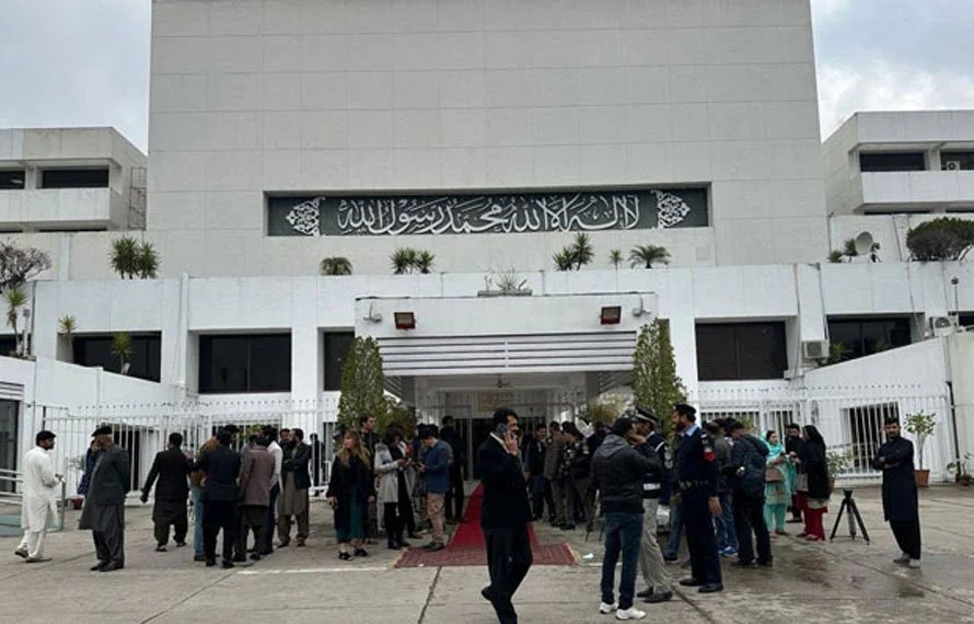 ستائیس ویں آئینی ترمیم پر پارلیمان کی قائمہ کمیٹی برائے قانون و انصاف کا اجلاس جاری