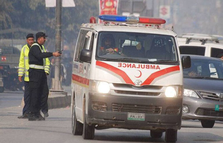 پشاور، فیڈرل کانسٹیبلری پر خودکش حملہ، 3 اہلکار شہید، 3 حملہ آور ہلاک، 5 شہری زخمی
