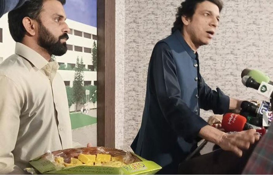 ترمیم کی منظوری سے پہلے ہی جشن، فیصل واوڈا مٹھائی لے کر پارلیمنٹ پہنچ گئے