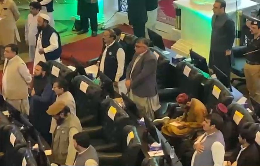 خیبر پختونخوا حکومت کے امن جرگے میں پی ٹی ایم ارکان قومی ترانے کے وقت اپنی نشستوں پر بیٹھے رہے