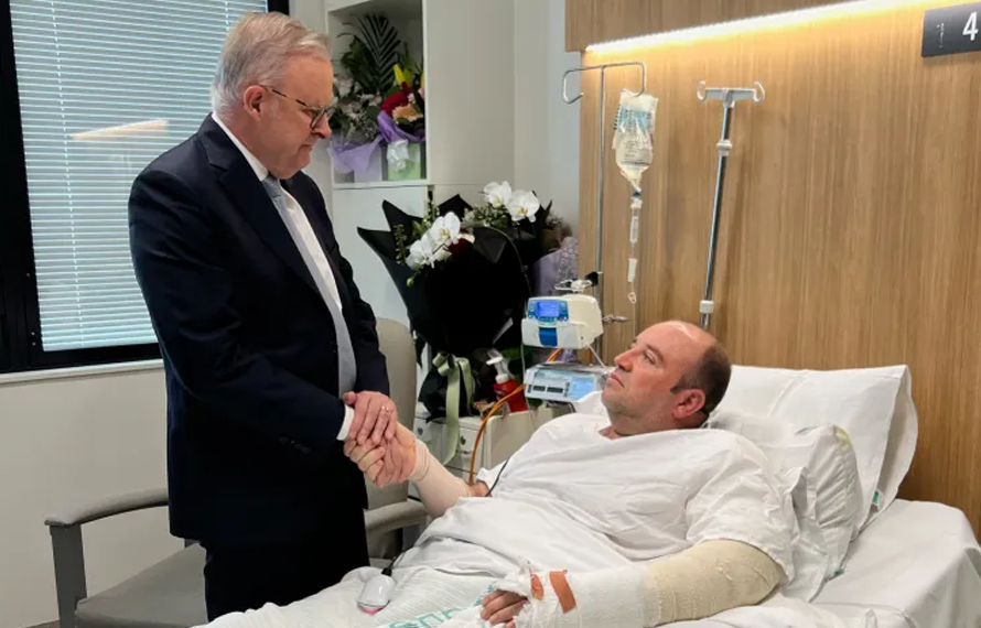 آسٹریلوی وزیرِ اعظم سڈنی بیچ حملے کے ہیرو احمد ال احمد کی عیادت کے لیے اسپتال پہنچ گئے